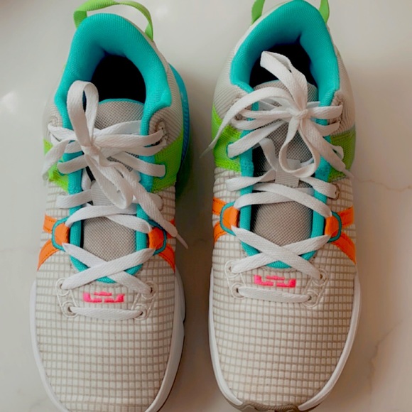 Nike LeBron Basketball Sneakers - Picture 4 of 14